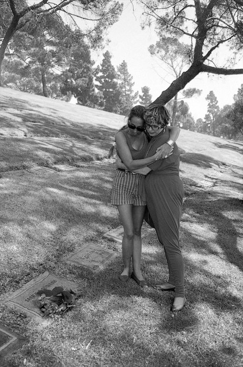 Nermin Bezmen nieta de Kurt Seyt y nieta de Shura Sandra Wells- en la lapida de shura-Forest Lown Memorial Park- Glendale-USA-, 1994