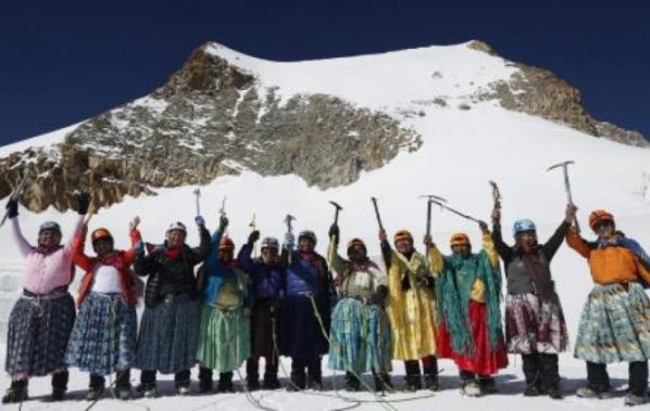 Once cholitas conquistan 5 cumbres y tocan el cielo con sus manos